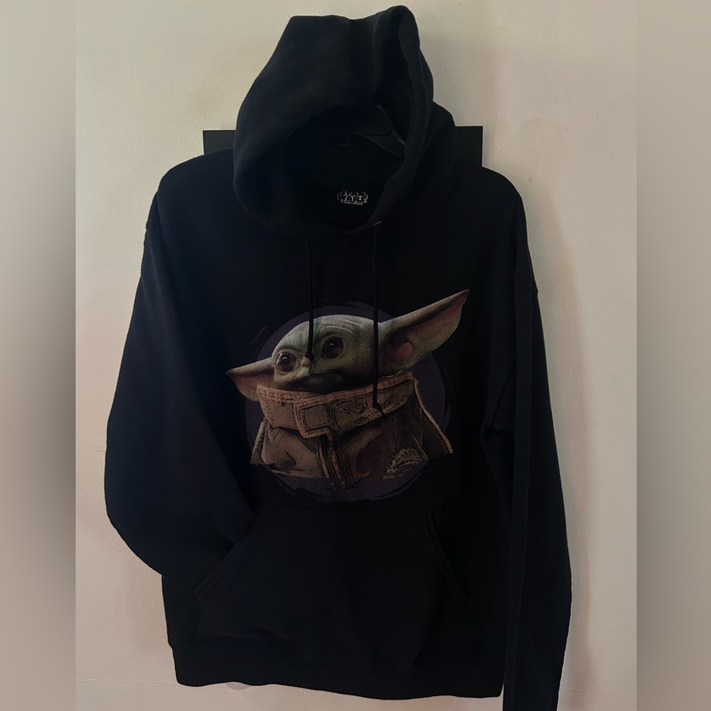 Star Wars The Mandalorian Ball Theif Hoodie color variation due to light